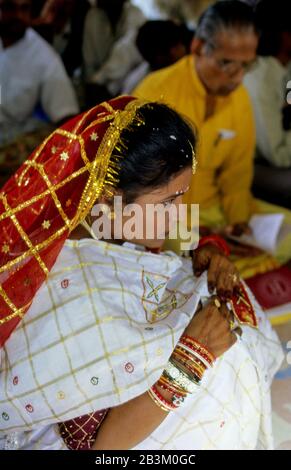 Indian bride in Gujarati Brahmin Hindu Wedding ceremony, India, Asia, MR#767 Stock Photo