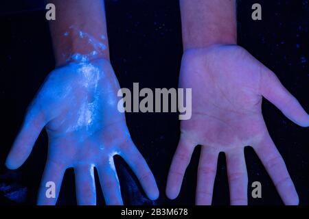 Hand washing - use of UV to show effectiveness Stock Photo