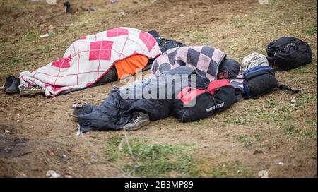 Edirne, Turkey. 05th Mar, 2020. Syrian refugees sleep in the open air in the Turkish border town of Edirne on the river 'Tunca Nehri' near the Pazarkule-Kastanies border crossing. Credit: Mohssen Assanimoghaddam/dpa/Alamy Live News Stock Photo