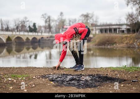 Edirne, Turkey. 05th Mar, 2020. A Syrian refugee collects firewood in the Turkish border town of Edirne on the river 'Tunca Nehri' near the border crossing Pazarkule-Kastanies. Credit: Mohssen Assanimoghaddam/dpa/Alamy Live News Stock Photo