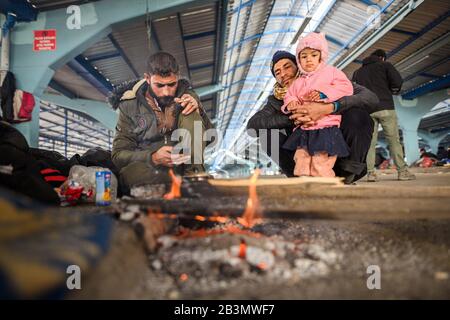 Edirne, Turkey. 05th Mar, 2020. Syrian refugees sit around a campfire in an empty market hall in the Turkish border town of Edirne near the Pazarkule-Kastanies border crossing. Credit: Mohssen Assanimoghaddam/dpa/Alamy Live News Stock Photo