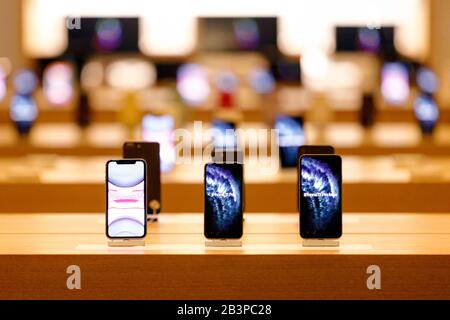 Orlando, FL/USA-12/6/19: An Apple store display of AirPods and Beats  wireless headphones Stock Photo - Alamy