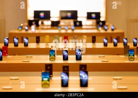 Orlando, FL/USA-12/6/19: An Apple store display of AirPods and Beats  wireless headphones Stock Photo - Alamy