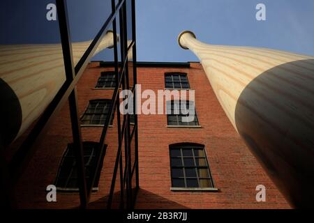 The big bat the oversized baseball bat sculpture the replica of the bat  designed for Babe Ruth in the 1920s in front of Slugger museum and  factory.Louisville.Kentucky.USA Stock Photo - Alamy