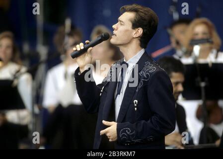 Houston Texas USA, July 1990: Country music singer Randy Travis performs in concert on the closing night of the Houston G7 Economic Summit. .©Bob Daemmrich Stock Photo