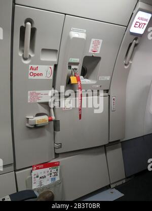 Notausgang, Airbus A321 Stock Photo - Alamy