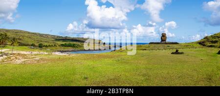 Tropical sandy Anakena Beach and coastline on the north coast of Easter Island (Rapa Nui), Chile with a skyline view of the moai on Ahu Ature platform Stock Photo