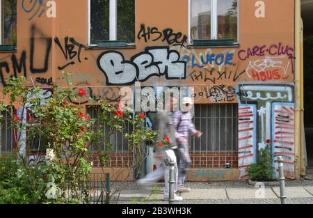 Graffiti, Fraenkelufer, Kreuzberg, Berlin, Deutschland