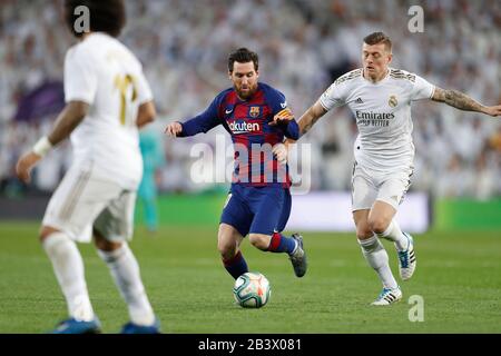 Madrid, Spain. 1st Mar, 2020. (L-R) Lionel Messi (Barcelona), Toni Kroos (Real) Football/Soccer : Spanish 'La Liga Santander' match between Real Madrid CF 2-0 FC Barcelona at the Santiago Bernabeu Stadium in Madrid, Spain . Credit: Mutsu Kawamori/AFLO/Alamy Live News Stock Photo