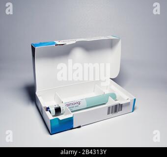 Aimovig (erenumab-aooe) 70 mg auto-injector device in box, prescription drug for migraine prevention, studio, color, United States Stock Photo