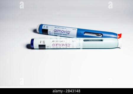 Aimovig (erenumab-aooe) 70 mg and 140 mg auto-injector devices, prescription drug for migraine prevention, studio, color, United States Stock Photo