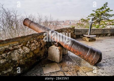 Old Bronze cannon at São Jorge Castle, a historic castle in the Portuguese capital of Lisbon, located in the freguesia of Santa Maria Maior Stock Photo
