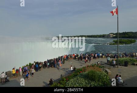 Ausssichtspunkt, Horseshoe Falls, Niagarafaelle, Niagara Falls, Ontario, Kanada  / Niagarafälle Stock Photo