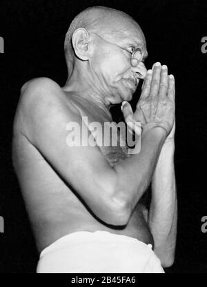 Mahatma Gandhi with folded hands namaste, Bombay, Mumbai, Maharashtra, India, Asia, March 1946, old vintage 1900s picture Stock Photo