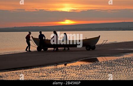 Portobello, Edinburgh, Scotland, UK. 6th March 2020. Minus 1 centigrade with beautiful sunrise for the crew of The Sprite taking their rowing boat out for regular dawn trip on the Firth of Forth. Stock Photo