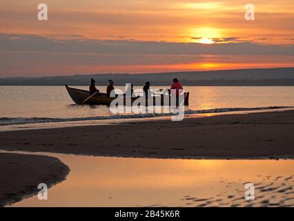 Portobello, Edinburgh, Scotland, UK. 6th March 2020. Minus 1 centigrade with beautiful sunrise for the crew of The Sprite taking their rowing boat out for regular dawn trip on the Firth of Forth. Stock Photo