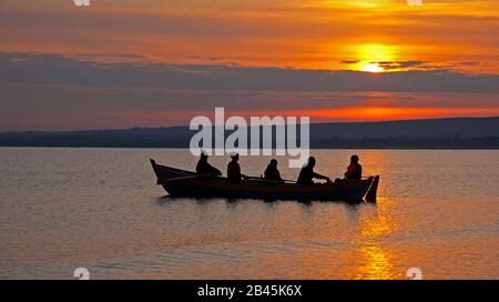 Portobello, Edinburgh, Scotland, UK. 6th March 2020. Minus 1 centigrade with beautiful sunrise for the crew of The Sprite taking their rowing boat out for regular dawn trip on the Firth of Forth. Stock Photo