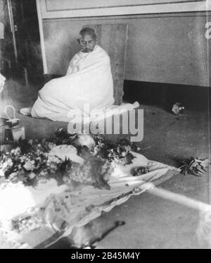 The death bed of Mahatma Gandhi India 31 January 1948 Stock Photo - Alamy