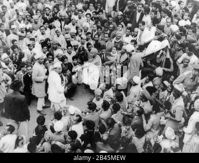 Mohandas Karamchand Gandhi, with British Viceroy, Lord Mountbatten in ...