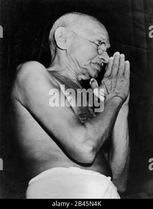 Mahatma Gandhi folded hands namaste greeting people, Madras, Chennai, Tamil Nadu, India, Asia, 1946, old vintage 1900s picture Stock Photo