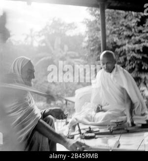 Mahatma Gandhi talking with Khan Abdul Gaffar Khan about philosophy of spinning, Calcutta, West Bengal, India, Asia, 1946, old vintage 1900s picture Stock Photo