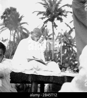 Mahatma Gandhi at prayer meeting during his visit to riot effected area in West Bengal, India, Asia, November 1946, old vintage 1900s picture Stock Photo