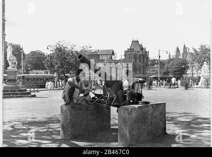 Old Gun, old cannon, Fort, Victoria Terminus, Bombay, Mumbai, Maharashtra, India, Asia, 1946, old vintage 1900s picture Stock Photo