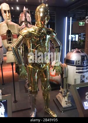 Bekwaamheid boiler Anzai Bruxelles / Belgium - 08 21 2018 : Star Wars robot C-3PO costume starwars  identities exhibition Stock Photo - Alamy