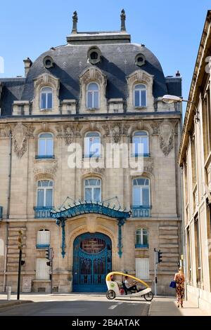 France, Meurthe et Moselle, Nancy, Art Nouveau building of the Chamber of Commerce and Industry (CCI) by the architects Louis Marchal and Émile Toussaint, the marquise and the main entrance door by Louis Majorelle Stock Photo