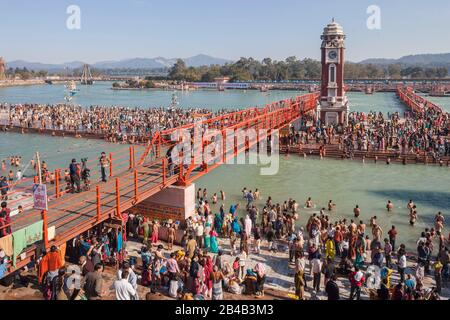 India, Uttarakhand, Haridwar, holy city of hinduism, Kumbh Mela Hindu pilgrimage, Har Ki Pauri Ghat, gathering of pilgrims by the Ganges River Stock Photo