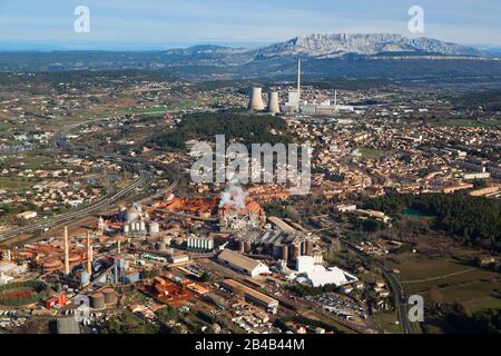 France, Bouches du Rhone, Gardanne, Alteo factory for the production of calcined alumina from bauxite, ocher color, imported from Guinea. whose liquid effluents loaded with soda and heavy metals are discharged into the Calanques National Park of Marseille (aerial view) Stock Photo