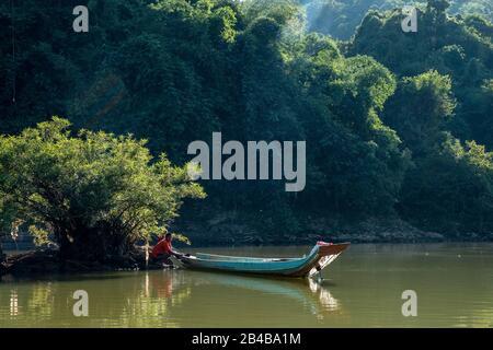 Laos, Phongsaly province, near Muang Khua town, fisherman along the Nam Ou river Stock Photo