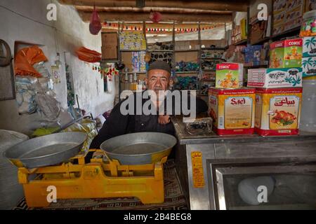 At Chelgerd, Iran. 09th June, 2017. A trader in the mountain village of Sar-e Agha Seyed in the Zagros Mountains west of the city of Chelgerd in Iran, taken on 06/09/2017. | usage worldwide Credit: dpa/Alamy Live News Stock Photo