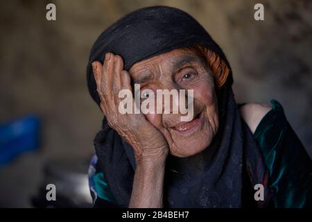 At Chelgerd, Iran. 09th June, 2017. Portrait of an old woman in the mountain village of Sar-e Agha Seyed in the Zagros Mountains west of the city of Chelgerd in Iran, taken on June 9th, 2017. | usage worldwide Credit: dpa/Alamy Live News Stock Photo