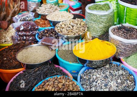 Indian Spice Color Indian colored spices at local market in, India Stock Photo - Alamy