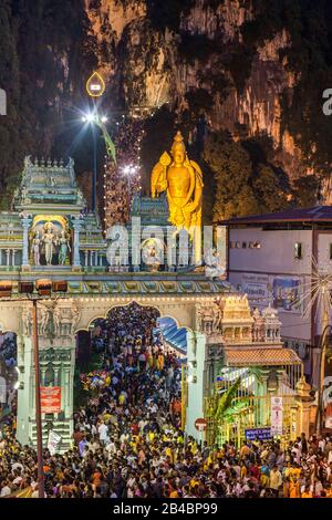 Malaysia, Selangor State, Batu Caves, Hindu festival Thaipusam procession, celebration of god Murugan, son of Shiva and Parvati, crowd of pilgrims at dawn, in front of the gate and stairs leading to the Batu Caves sanctuary Stock Photo