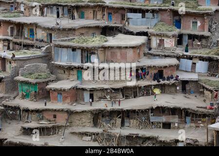 At Chelgerd, Iran. 08th June, 2017. The mountain village Sar-e Agha Seyed in the Zagros Mountains west of the city of Chelgerd in Iran, taken on June 8th, 2017. | usage worldwide Credit: dpa/Alamy Live News Stock Photo