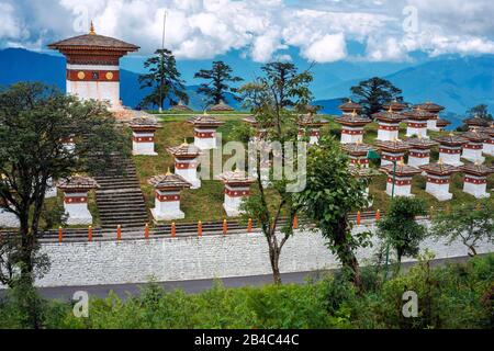Druk Wangyal Chortens in The Dochula Pass is a Bhutanese mountain pass located on the road from Thimphu to Punakha. Within the pass there are 108 memo Stock Photo