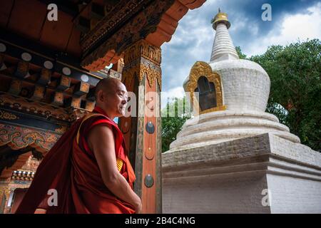 Monk at Punakha Dzong Monastery, Bhutan Himalayan Mountains Built originally in 1300's. Sacred site for Bhutanese people on Phochu and Mochu Rivers, B Stock Photo