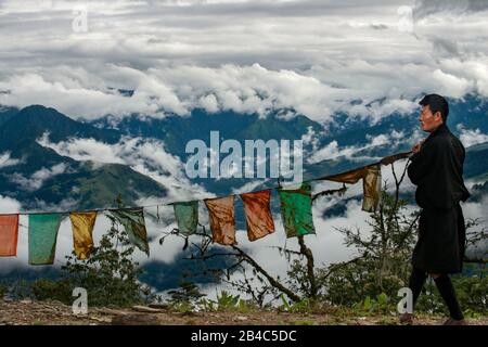 Mist Cloud shrouded forest landscape near Yotong La Pass, Yotongla Pass, Bumthang district, Bhutan Stock Photo