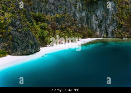 El Nido, Palawan, Philippines. Aerial drone view of solitude tropical hut on Pinagbuyutan Island. Amazing white sand beach with turquoise blue lagoon water. Stock Photo