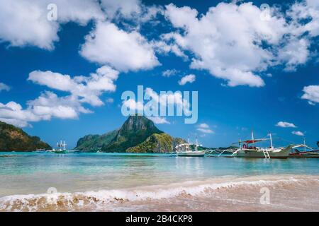 El Nido bay with boats on the beach and Cadlao island, Palawan, Philippines. Stock Photo