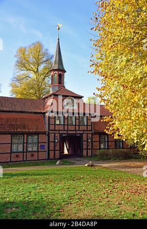 Europe, Germany, Hamburg, Wellingsbüttel, Torhaus Herrenhaus Wellingsbüttel, in autumn, Alstertal Museum, Stock Photo