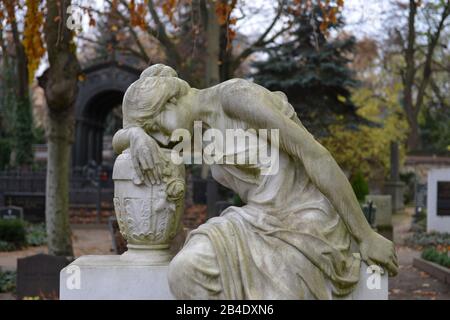 Trauerfigur, Dorotheenstaedtischer Friedhof, Chausseestrasse, Mitte, Berlin, Deutschland / Dorotheenstädtischer Stock Photo