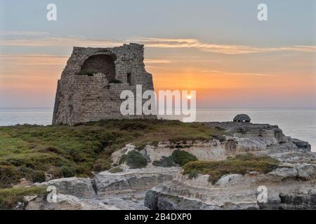 Melendugno, Provinz Lecce, Salento, Apulien, Italien, Europa. Der Wachturm von Roca Vecchia bei Sonnenaufgang Stock Photo