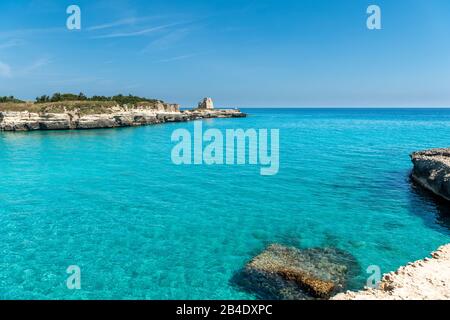 Melendugno, Provinz Lecce, Salento, Apulien, Italien, Europa. Der Wachturm von Roca Vecchia Stock Photo