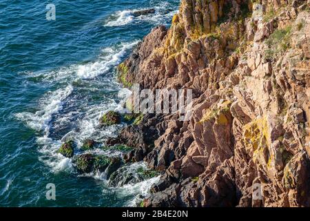 Die Steilküste direkt unterhalb der Hammershus-Burgruine, Europa, Dänemark, Bornholm, Stock Photo