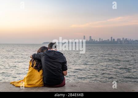 India, Maharashtra, Mumbai, Marine Drive, young couple by the sea Stock Photo