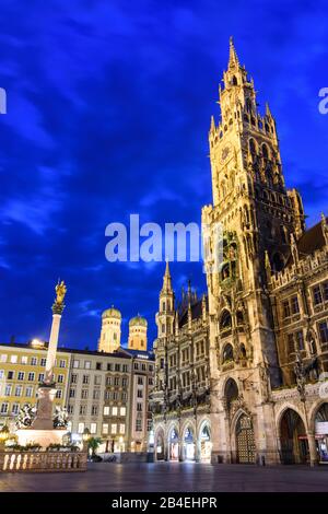 München, Munich, square Marienplatz, New Town Hall, church Frauenkirche in Oberbayern, München, Upper Bavaria, Bayern / Bavaria, Germany Stock Photo