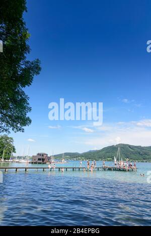 Seewalchen am Attersee, lake Attersee, bathing place Badeplatz Litzlberg, sailboats, swimmer, bathers in Salzkammergut, Oberösterreich, Upper Austria, Austria Stock Photo